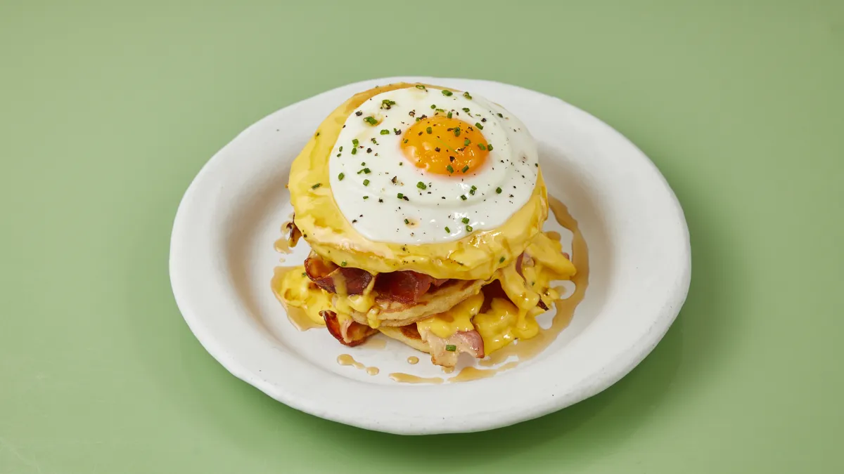Pancakes with bacon & fried egg