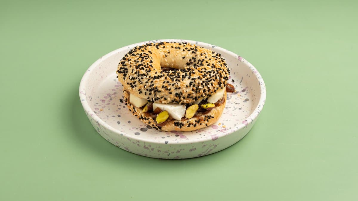 Goat cheese & onion chutney (vegetarian) 