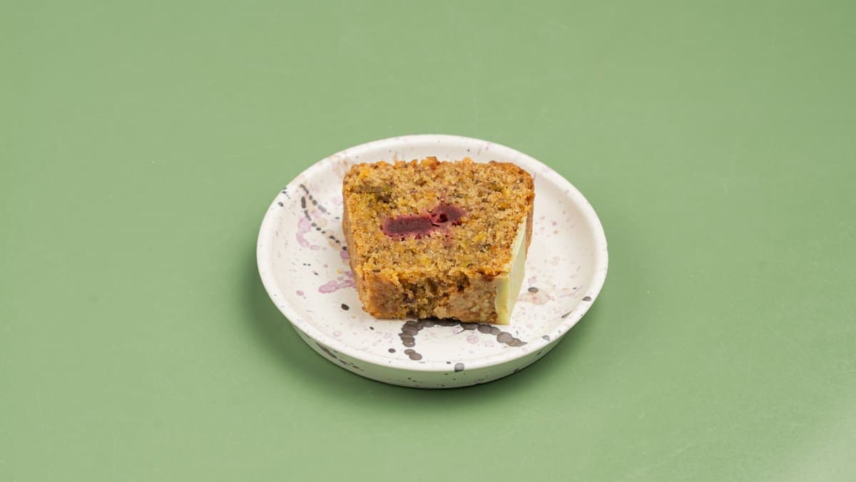 Pistachio cake slice (vegan)