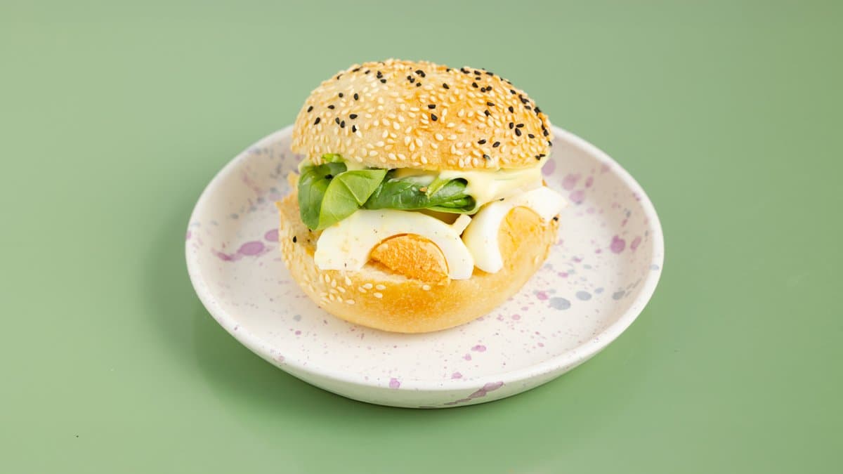 Egg flοrentine (vegetarian)