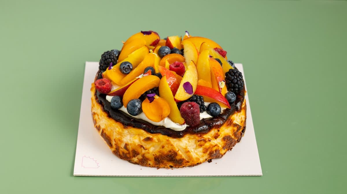 Basque cheesecake with fruits & cream