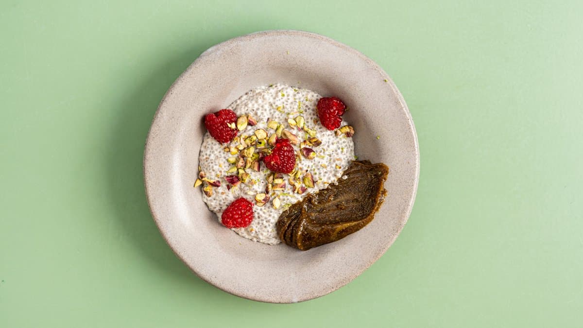 Raspberry & pistachio chia pudding (vegan, gluten free, sugar free)